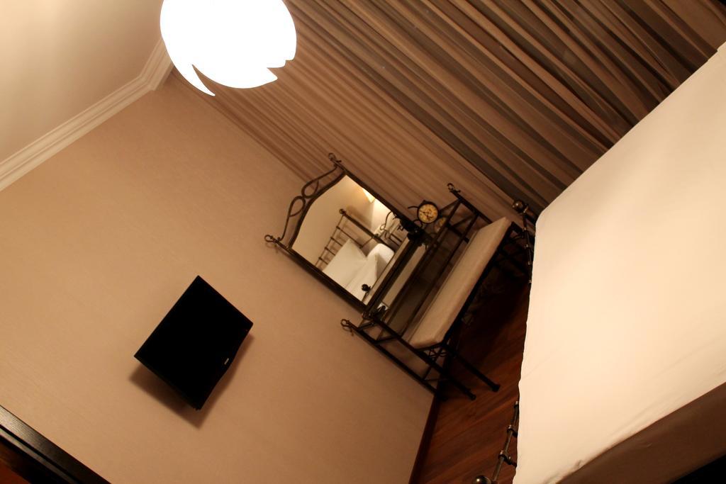 Royal Venezia Hotel Batumi Room photo
