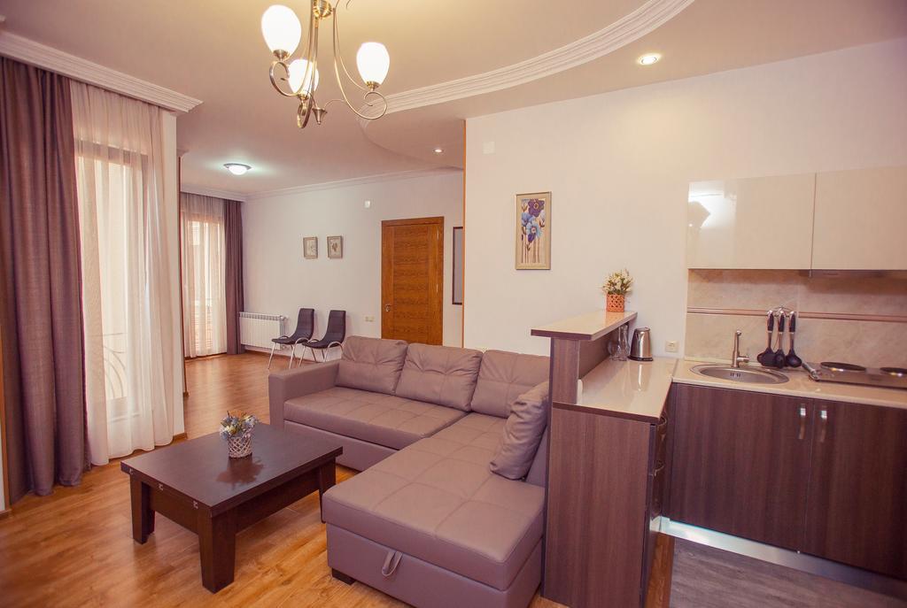 Royal Venezia Hotel Batumi Room photo