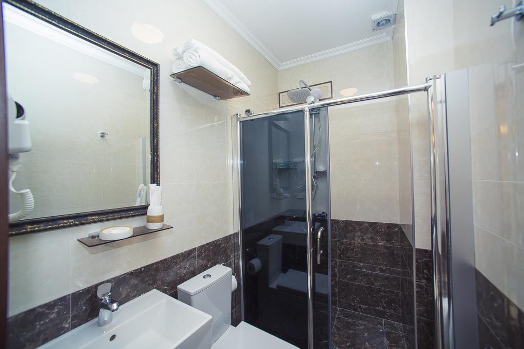 Royal Venezia Hotel Batumi Room photo