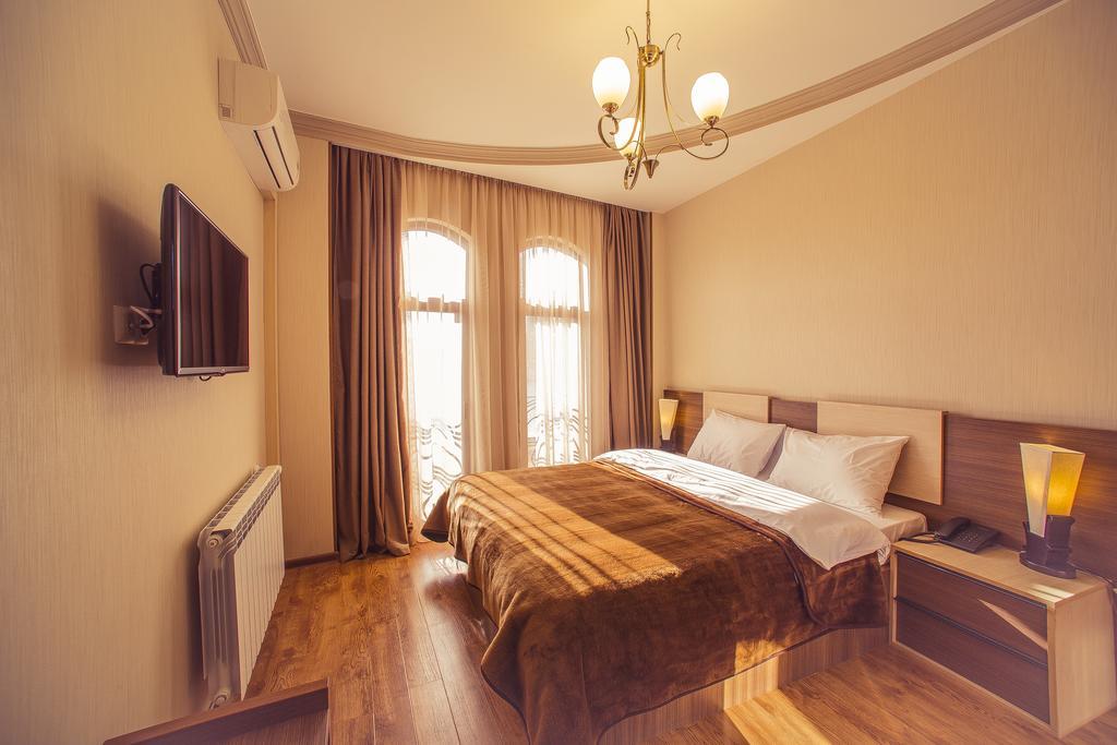 Royal Venezia Hotel Batumi Room photo