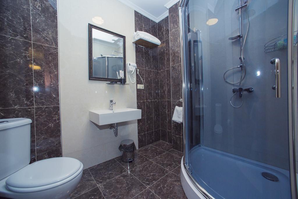 Royal Venezia Hotel Batumi Room photo