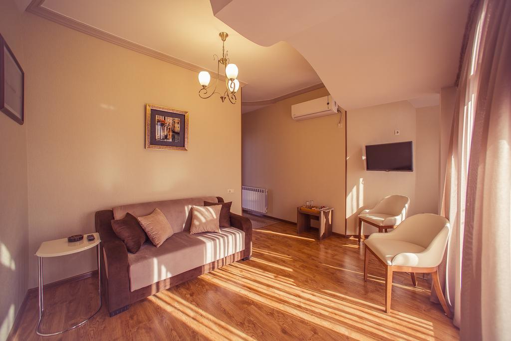 Royal Venezia Hotel Batumi Room photo