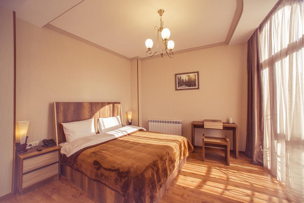 Royal Venezia Hotel Batumi Room photo