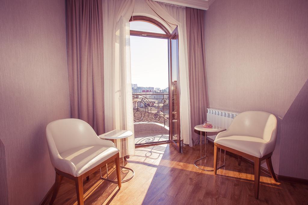 Royal Venezia Hotel Batumi Room photo