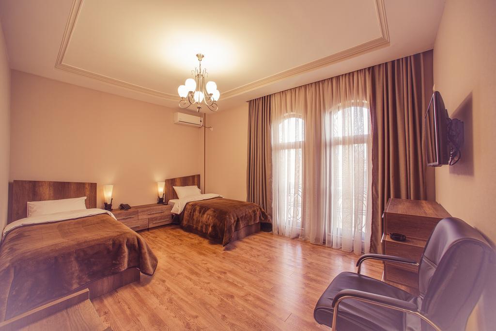Royal Venezia Hotel Batumi Room photo