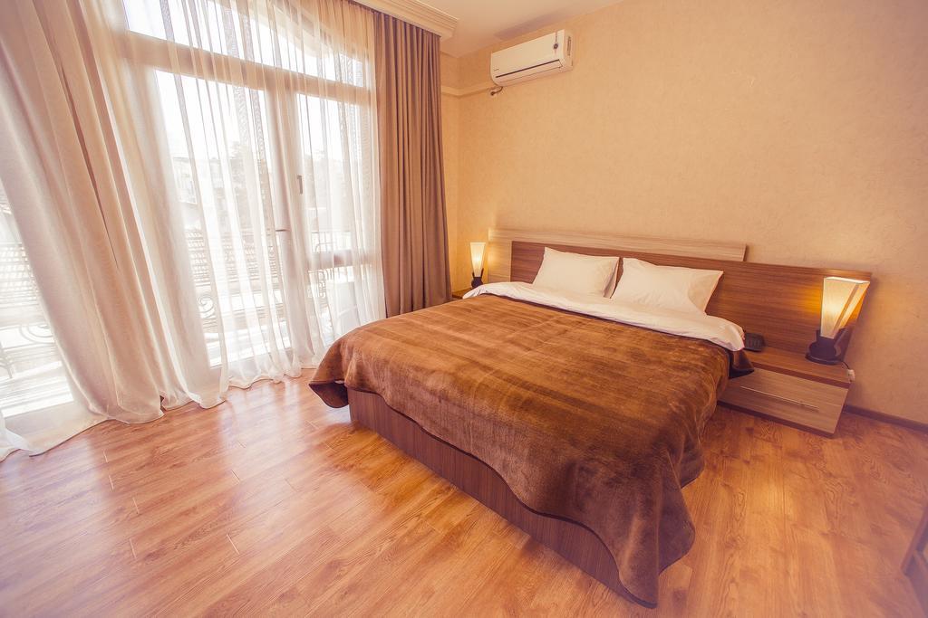 Royal Venezia Hotel Batumi Room photo